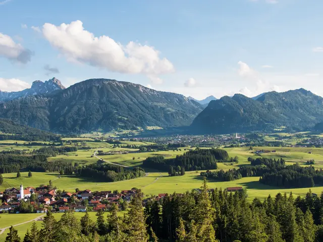 Eindrucksvoller Panoramablick auf das sonnige Tal mit schöner Bergkulisse.